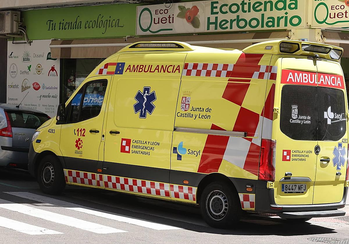 Ambulancia del Sacyl por las calles de Salamanca en una foto de archivo