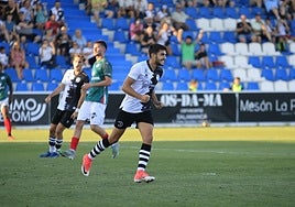 Iván Moreno celebra el primero de los goles de Unionistas.