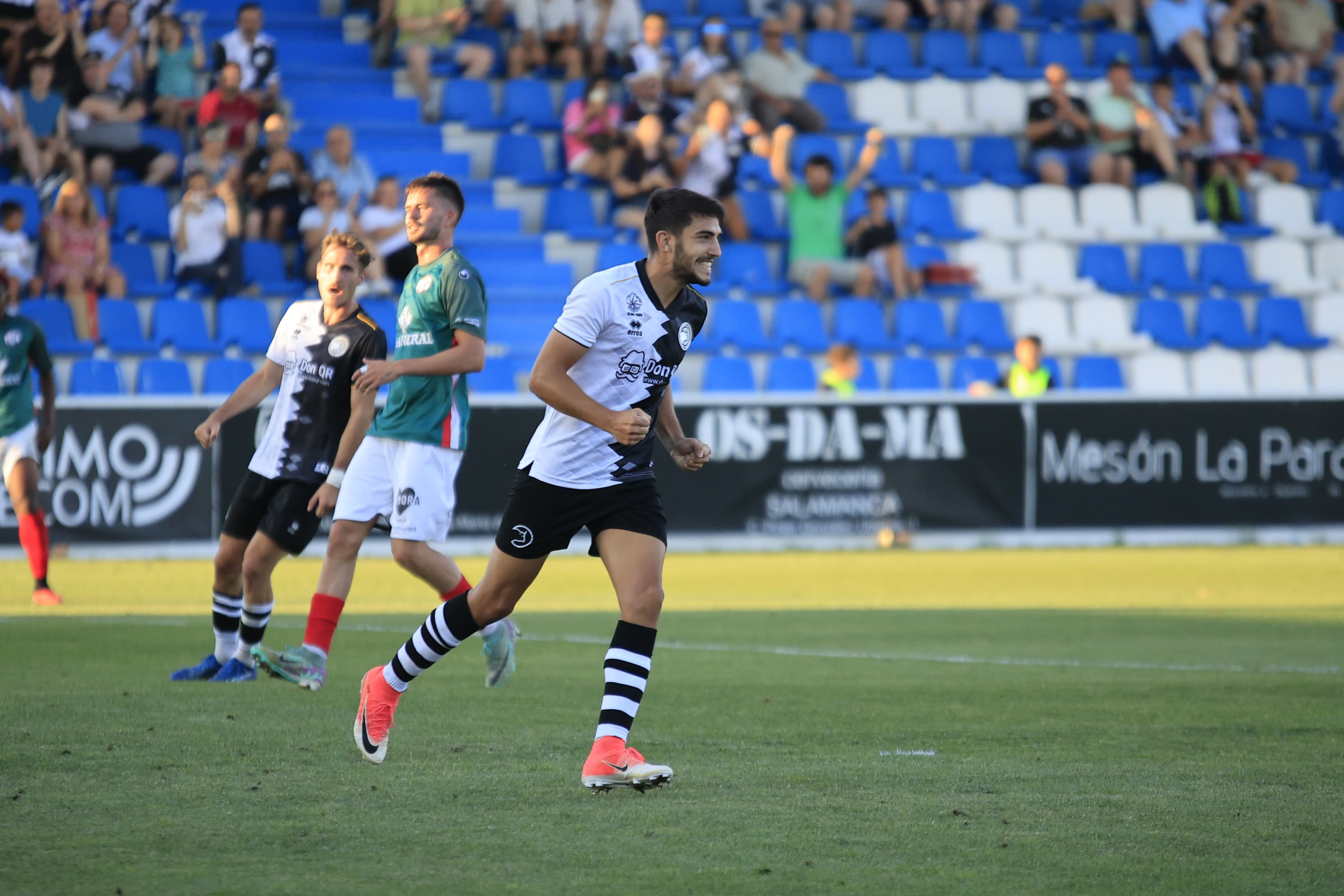 Iván Moreno celebra el primero de los goles de Unionistas.