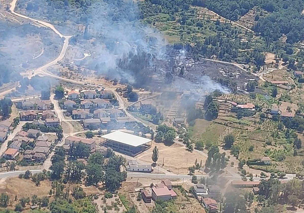 Zona calcinada por el fuego a metros de las casas en Cepeda.