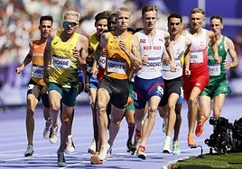 Mario García Romo, a la izquierda en su serie de 1.500 metros.