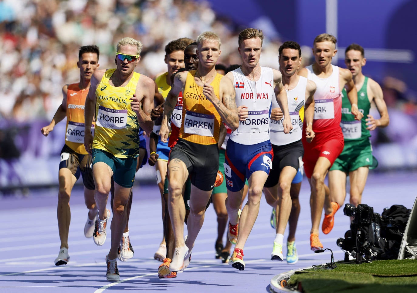 Mario García Romo, a la izquierda en su serie de 1.500 metros.
