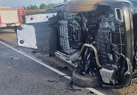 Coche eléctrico volcado en un accidente