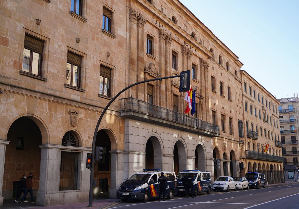 Foto de archivo de la Policía Nacional en la puerta de los Juzgados