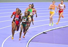 Lorena Martín, al fondo, de naranja, durante la prueba.