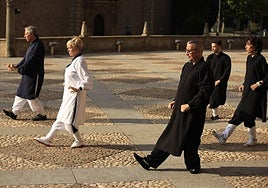 Miembros de la Asociación Taiping practicando taichí en dominicos.