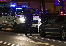Agentes de la Policía Local de Salamanca realizan una intervención nocturna en una imagen de archivo.