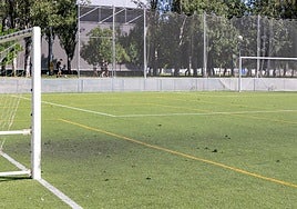 Campo de fútbol de La Aldehuela con el césped artificial levantado.