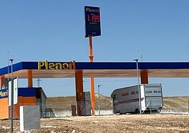 Un usuario se dispone a repostar en la nueva gasolinera entre Aldeatejada y Salamanca.