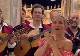 Elsa Pataky, rondada por la Tuna de Salamanca este sábado.