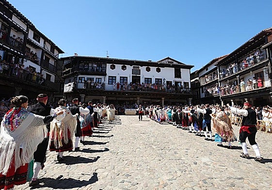 Un momento del ofertorio en la plaza de La Alberca.
