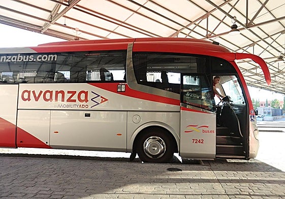 Un autobús de Avanzabus en la estación de autobuses de Salamanca.
