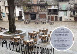 Plaza de Mogarraz y en el detalle el cartel que ha aparecido en la puerta del consultorio.