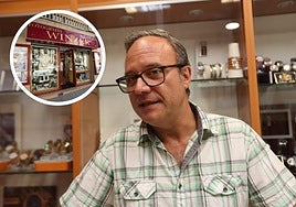 Delfino Gómez, dueño de la joyería y la puerta del negocio.