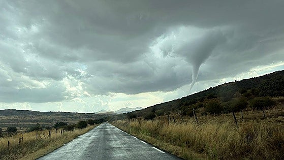 Un tornado deja sin luz y succiona el río de un pueblo de Ávila