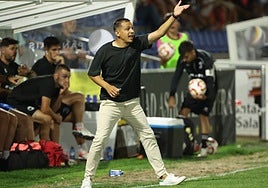 Dani Llácer, dando instrucciones a los suyos en el Reina Sofía