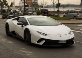 Un modelo Lamborghini circulando.