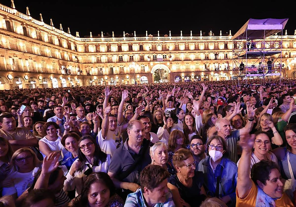 El multitudinario concierto de Camela en Salamanca, en imagenes