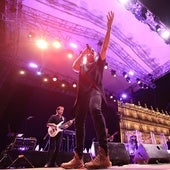 Toda la Plaza Mayor de Salamanca canta por Camela