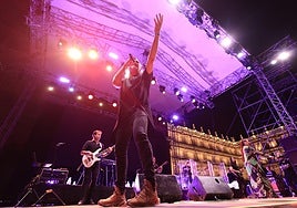 Un momento de la actuación en la Plaza Mayor.
