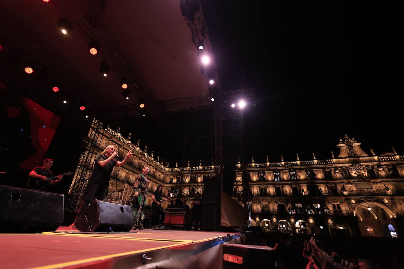 El multitudinario concierto de Camela en Salamanca, en imagenes