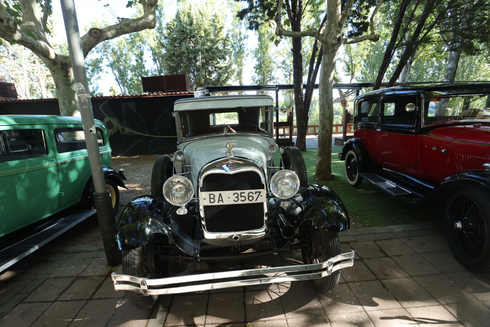 La elegancia de los coches más clásicos deslumbra en Salamanca
