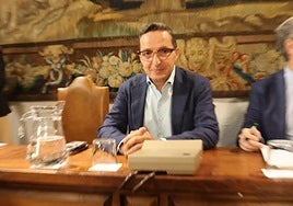 El rector de la Usal, Juan Manuel Corchado, durante el consejo de Gobierno extraordinario.