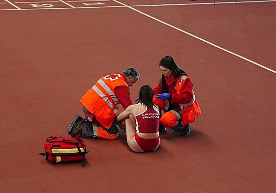 Miembros de Cruz Roja atienden la posible lesión de una atleta en Salamanca.