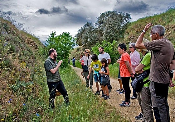 Un grupo de personas recibe las explicaciones del técnico de Medio Ambiente del Ayuntamiento de Alba de Tormes.