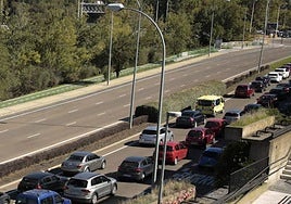 Una ambulancia en la Vía Helmántica en una imagen de archivo.