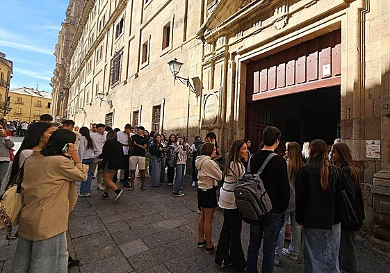 Entrada de los alumnos a la Universidad Pontificia de Salamanca.