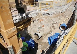 Obras de renovación de tuberías en un barrio de Salamanca.