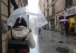 Una persona pasea en Salamanca en un día de lluvia.