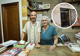 Gabriel y Asunción, en la librería.