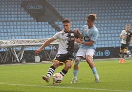 Aitor Pascual intenta zafarse de un atacante del Celta B este sábado