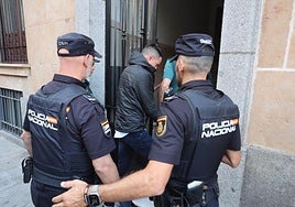 El acusado llegando a la primera sesión del juicio