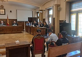 La familia de Yess María, el acusado en la última sesión del juicio, y cundo salía de la Audiencia para ser trasladado a Topas.