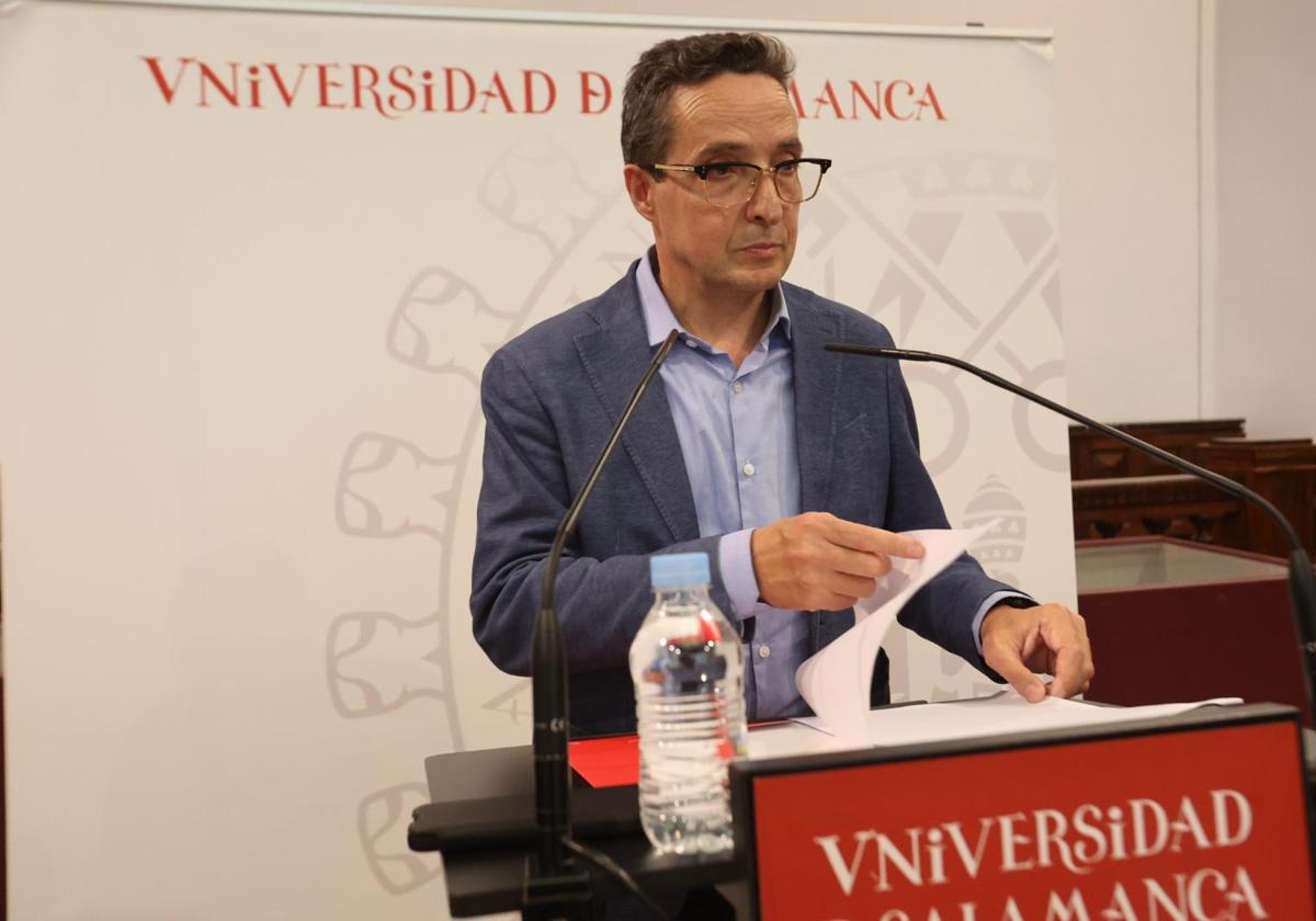 El rector de la Usal, Juan Manuel Corchado, antes de iniciar su comparecencia.