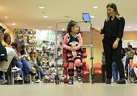 Una niña usando el exoesqueleto