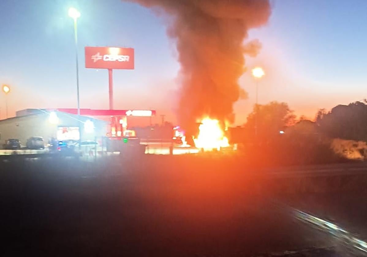 Las llamas de la caja de un camión ardiendo activan las alarmas en Gomecello
