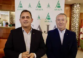 Juan Luis Delgado, a la izquierda, reelegido como presidente de Asaja Salamanca junto con el presidente de Asaja Castilla y León, Donaciano Dujo.