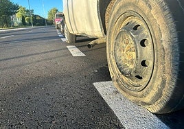 Uno de los vehículos con las ruedas pinchadas