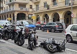 Motos caídas en Gran Vía tras el impacto.