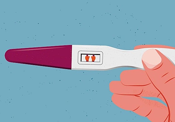 Un farmacéutico muestra una píldora poscoital en una farmacia.