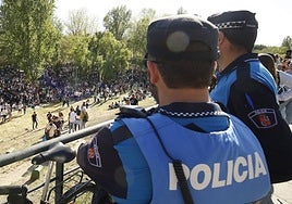 Dos policías locales, en las inmediaciones del Puente Romano de Salamanca.