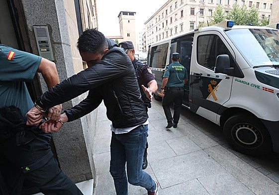 El autor del crimen entrando al juicio