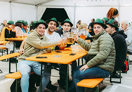 Jóvenes disfrutan de la Oktoberfest.
