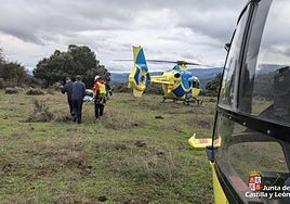 Equipo sanitario traslada al varón hacia el helicóptero.