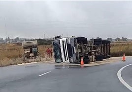 Camión volcado por el accidente