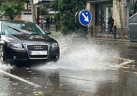 Un coche atraviesa un gran charco de agua en una céntrica avenida de Salamanca.